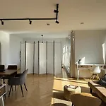 アパート Flow Living I Penthouse Mit Dachterrasse I 5 Min Zum Ammersee ヘルシング・アム・アンマーゼー